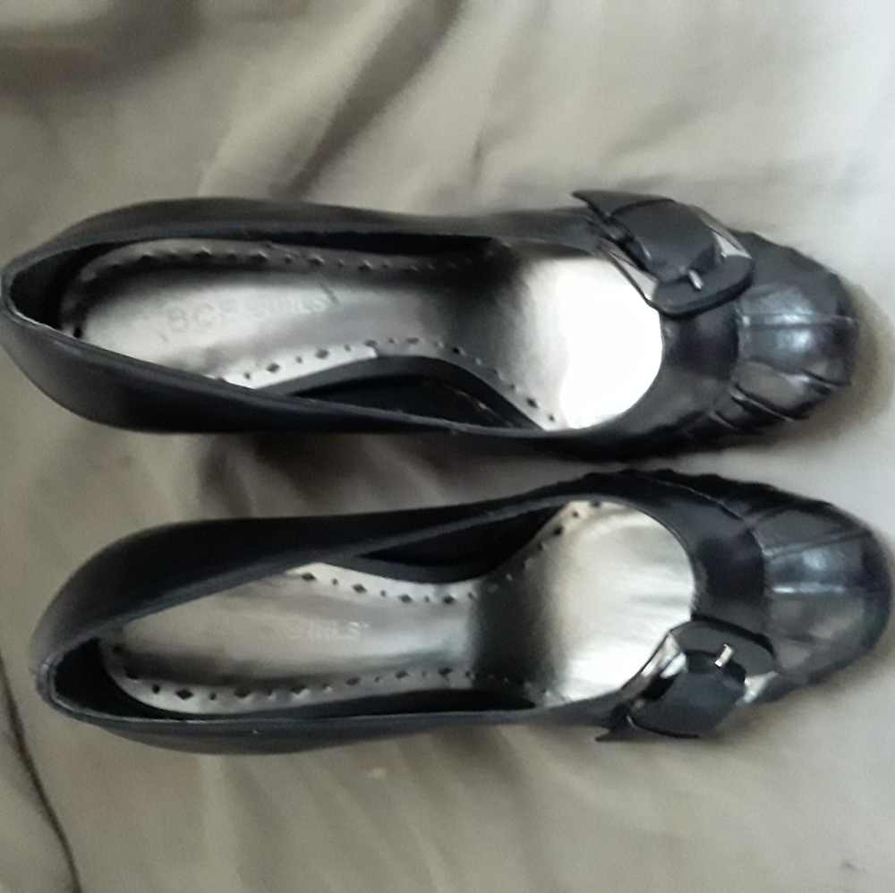 *SALE* BCBGirls leather pumps w/ buckle